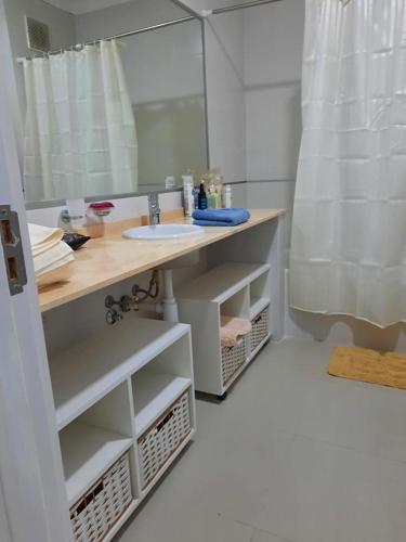 un bagno con lavandino e specchio di Edificio Botavara a Punta del Este