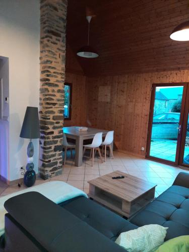 un salon avec un canapé et une table dans l'établissement Le Pélican, à Huisnes-sur-Mer