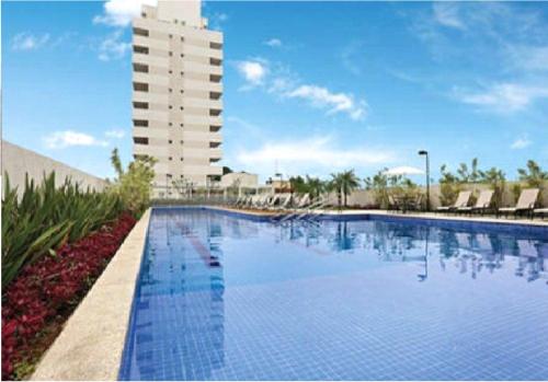 a large swimming pool in front of a building at Confortável Loft em Santo Amaro -Alto da Boa Vista in Sao Paulo
