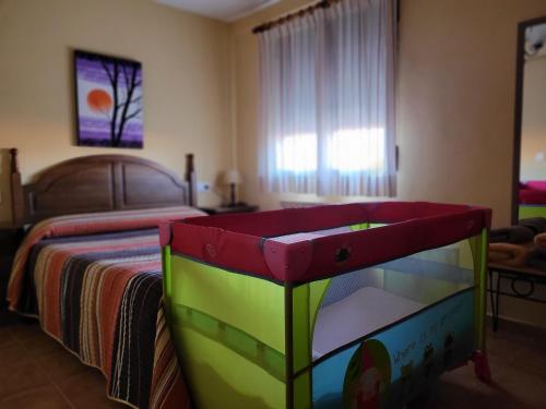 1 dormitorio con 1 cama con vestidor en Apartamentos El Prado, en Valbona