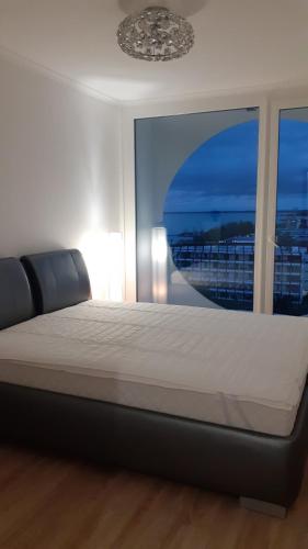 Posteľ alebo postele v izbe v ubytovaní Cirkáló Apartman