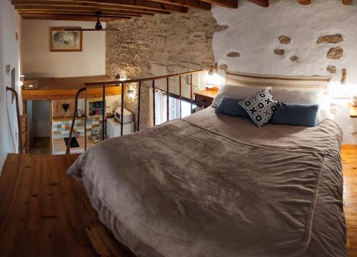 1 dormitorio con 1 cama grande en una habitación en Casa Leonor Vejer, en Vejer de la Frontera