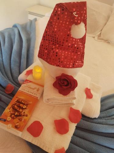 a bed with towels and a bag of lipstick at Chalé monte verde com hidromassagem in Camanducaia