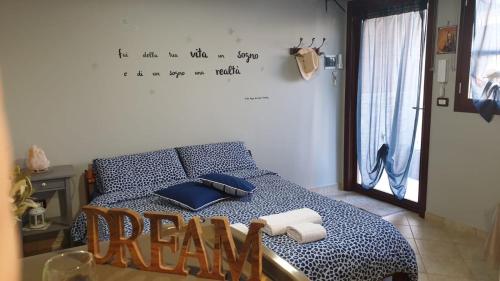een slaapkamer met een bed met een bericht op de muur bij Gravina Dream in Gravina in Puglia