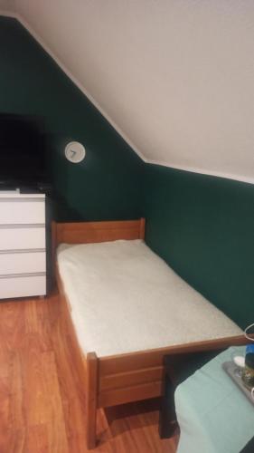 Una cama o camas en una habitación de Dom na Górce