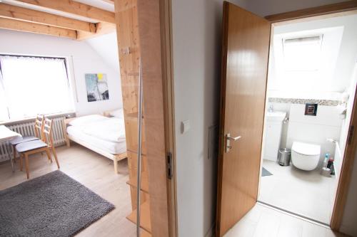Zimmer mit Schiebetür und Schlafzimmer in der Unterkunft Schönes Familienzimmer in Neumarkt in der Oberpfalz