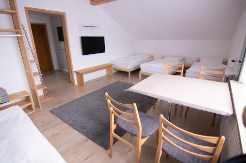 uma sala de estar com uma mesa e cadeiras e um sofá em Schönes Familienzimmer em Neumarkt in der Oberpfalz