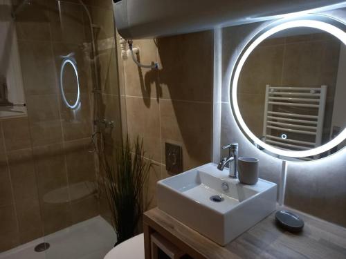 une salle de bain avec un lavabo et un miroir dans l'établissement cosy studio clim mer 1mn, à La Seyne-sur-Mer