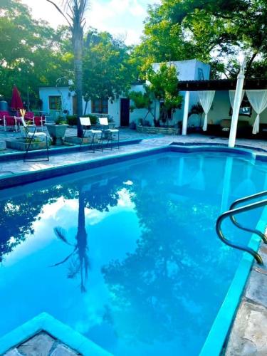 a swimming pool with blue water in a yard at La Casita Inn Bustamante in Bustamante