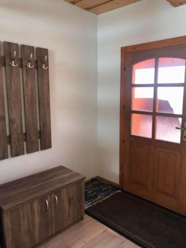 a room with a wooden door and a window at Ubytovanie v Lihôtke in Oravský Podzámok