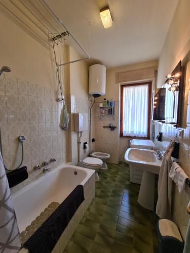 聖雷莫的住宿－Casa dell amore 3，带浴缸、卫生间和盥洗盆的浴室