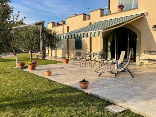 une terrasse avec des chaises et une table en face d'une maison dans l'établissement Incantevole Mugello, à Scarperia