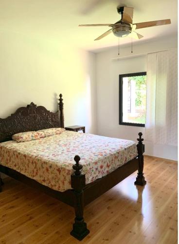 una camera con letto e ventilatore a soffitto di chalet con vistas a sevilla a Gelves