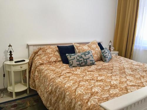 um quarto com uma cama grande com almofadas em Apartament Veverițe em Slănic-Moldova