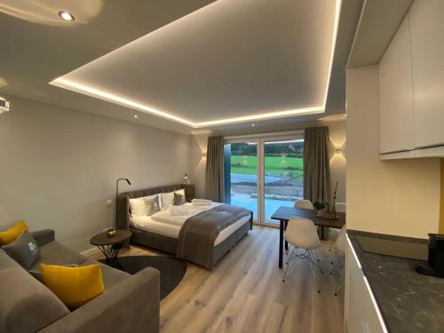 een slaapkamer met een bed en een woonkamer bij DRIEHOF LifeStyle Classic Apt 2 in Tecklenburg