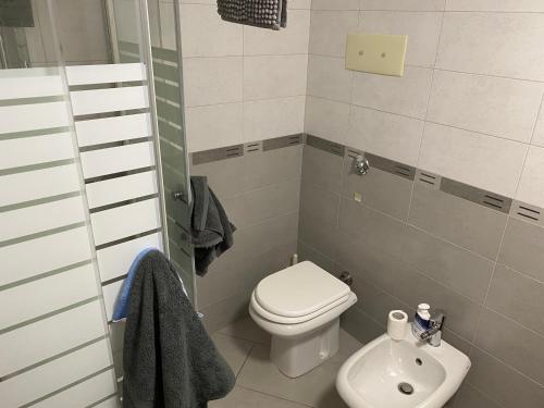 een kleine badkamer met een toilet en een wastafel bij Come a To Casa in Bagheria