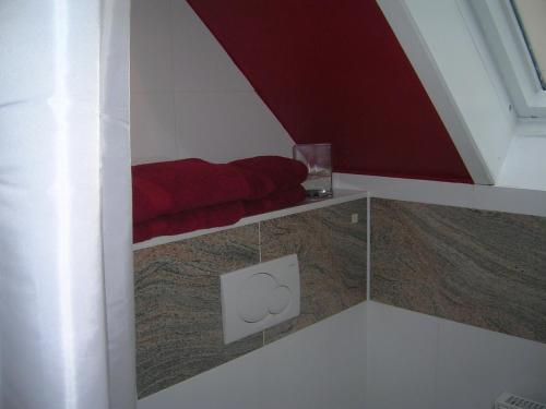 Un pat sau paturi într-o cameră la Gemütliches Ferienhaus Mainz