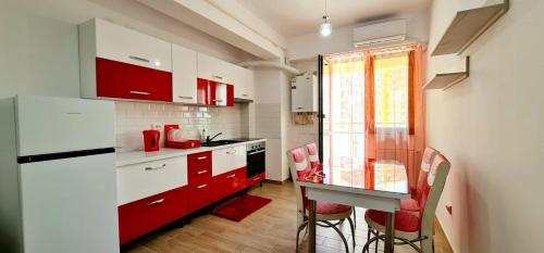 Кухня або міні-кухня у Red Accommodation near Palas Mall