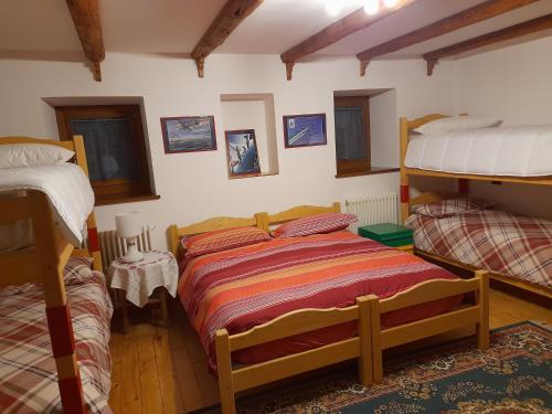 1 dormitorio con 1 cama y 2 literas en AGRITURISMO FARE BIO, en Tarvisio