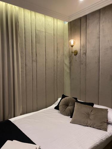 Posteľ alebo postele v izbe v ubytovaní Family & Business Sauna Apartments No 11 Leśny nad Zalewem Cedzyna Unikat - 3 Bedroom with Private Sauna, Bath with Hydromassage, Terrace, Garage, Catering Options