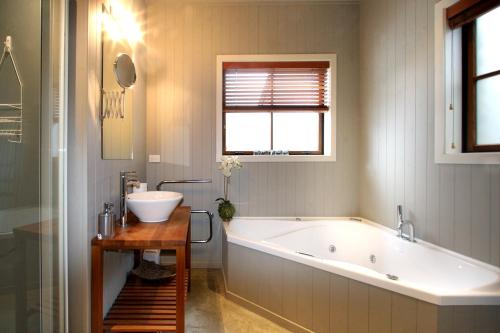 Bilik mandi di Maytime Cottage - Arrowtown Holiday Home