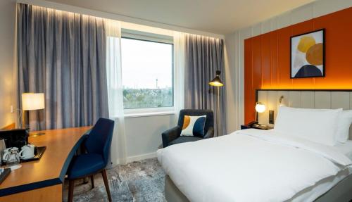 En eller flere senge i et værelse på voco Dusseldorf Seestern by IHG