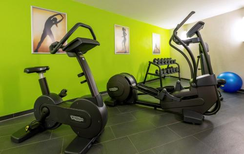 Fitnesscentret og/eller fitnessfaciliteterne på voco Dusseldorf Seestern by IHG