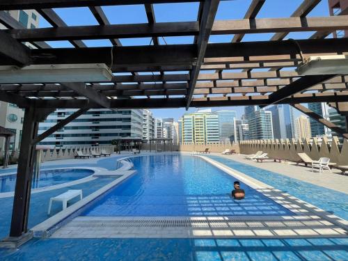 Bazén v ubytování Dubai Backpackers nebo v jeho okolí