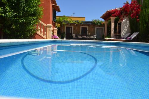 Der Swimmingpool an oder in der Nähe von Villa l'auba - Ideal Familias, vacaciones, trabajo, larga estancia