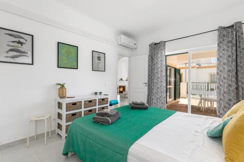 Imagen de la galería de Cozy and sunny villa just some steps from the sea, en Luz