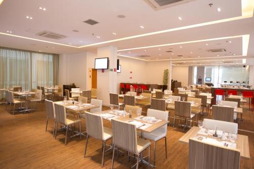a restaurant with tables and chairs in a room at ibis Styles Brasilia Aeroporto in Brasilia