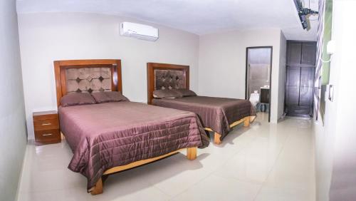 - une chambre avec 2 lits dans l'établissement Hotel EL MILAGRO, à El Fuerte