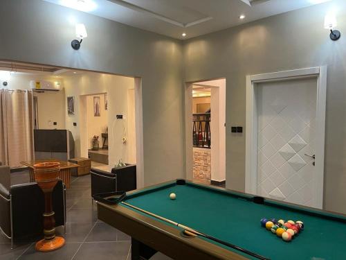 AlanVal Suites في آكرا: غرفة بلياردو مع طاولة بلياردو في غرفة
