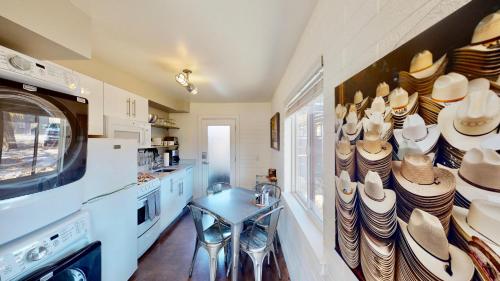 Una cocina o zona de cocina en Moab Flats #4