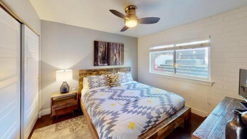 Un dormitorio con una cama y un ventilador de techo. en Moab Flats #4, en Moab
