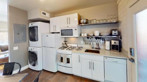 Una cocina o cocineta en Moab Flats #6