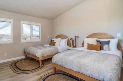 Ένα ή περισσότερα κρεβάτια σε δωμάτιο στο @Marbella Lane - Charming Tranquil Hideaway