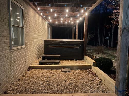 BRAND NEW HOT TUB, watch it snow in warmth, relax, sip coffee and wine, reconnect and unplug