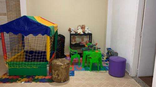 Sítio Maranata Vale das Montanhas في مونتي أليغري دو سول: غرفة مع غرفة لعب مع خيمة لعب