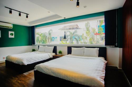 Giường trong phòng chung tại Lá Hotel Bình Tân