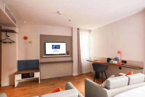 Μια τηλεόραση ή/και κέντρο ψυχαγωγίας στο Holiday Inn Express Shantou City Center by IHG
