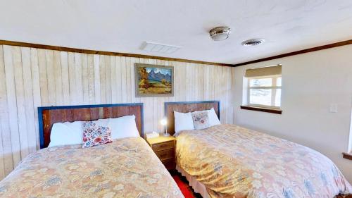 Un dormitorio con dos camas y una ventana. en Pack Creek ~ Creekside West, en Moab