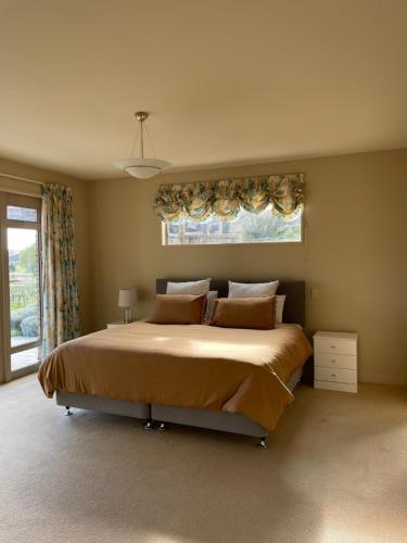 A bed or beds in a room at Arthur's House at Carrick Winery