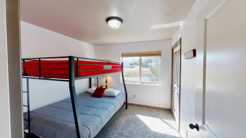 Tempat tidur susun dalam kamar di Red Cliff Condos #1H