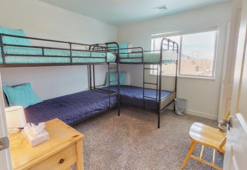 モアブにあるRed Cliff Condos #6iの二段ベッド2組、デスクが備わる客室です。