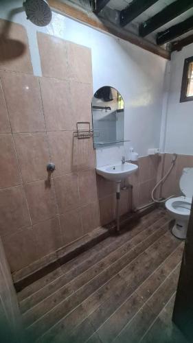 Un baño de Saho Coffee & Rooms