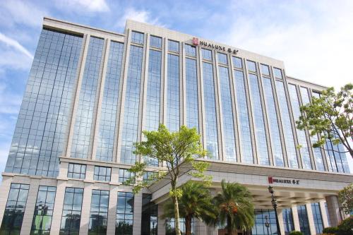 a large office building with a lot of windows at HUALUXE Yangjiang City Center in Yangjiang