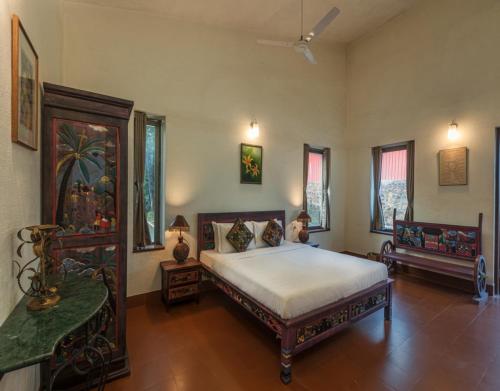 Un ou plusieurs lits dans un hébergement de l'établissement SaffronStays Aurelia, Panchgani - Balinese villa with breathtaking valley views