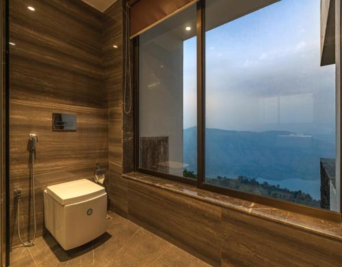 Vonios kambarys apgyvendinimo įstaigoje SaffronStays Aurelia, Panchgani - Balinese villa with breathtaking valley views