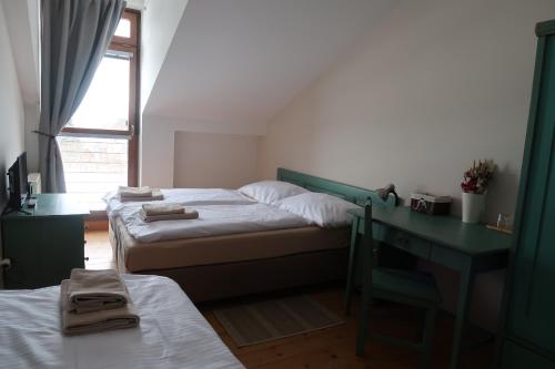 Ein Bett oder Betten in einem Zimmer der Unterkunft Penzion Jízdárna Suchá
